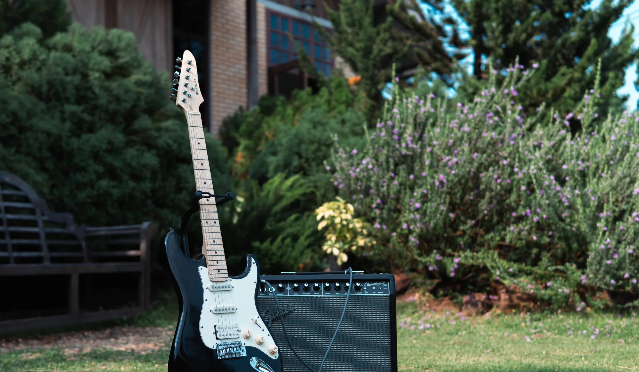 OVERLAY guitar with amplifier
